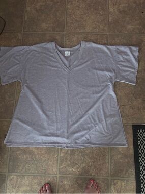 Classic V-Neck Tee in Heather Gray